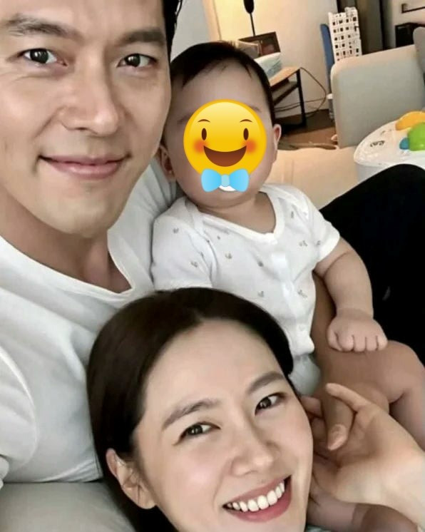 Bức ảnh chụp Son Ye Jin và Hyun Bin bên 1 em bé được cho là quý tử đầu lòng của cặp đôi đã gây bão mạng xã hội. son-ye-jin-1.jpg