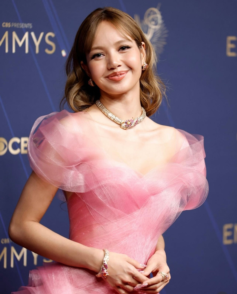 Không thể phủ nhận, Lisa đang ở thời kỳ đỉnh cao cả về nhan sắc, phong cách lẫn độ nổi tiếng. Dù xuất hiện tại bất kỳ đâu, cô nàng cũng luôn biết cách khiến bản thân tỏa sáng. lisa-6.jpg