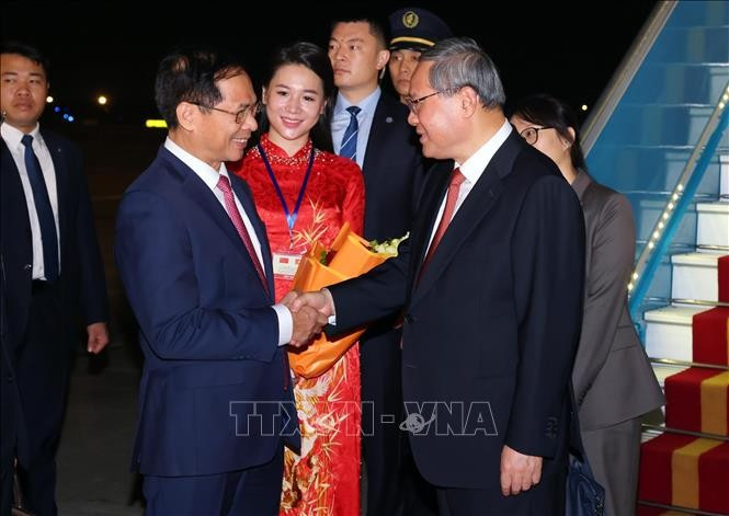 Thủ tướng Trung Quốc Lý Cường đến Sân bay Quốc tế Nội Bài, Hà Nội. Ảnh: Phạm Kiên/TTXVN.