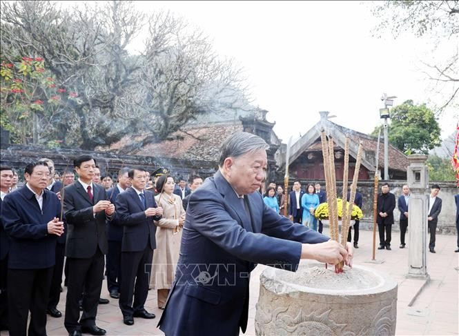 Tổng Bí thư Tô Lâm dâng hương tại Khu Di tích Quốc gia đặc biệt Cố đô Hoa Lư