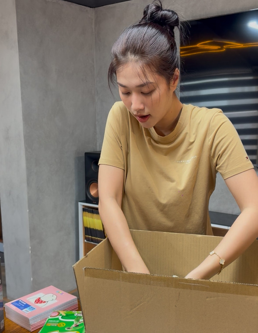 Hoa hậu Đoàn Thiên Ân tự tay chuẩn bị các phần quà gửi tới những em nhỏ có hoàn cảnh khó khăn. img-0531.png