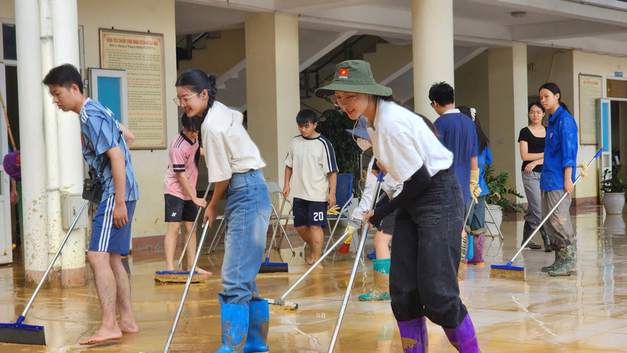 Dàn Hoa - Á hậu, Nam vương dọn dẹp bùn đất, quyên góp hơn 300 triệu đồng cho bà con vùng bão lũ Thái Nguyên. sv-1.jpg