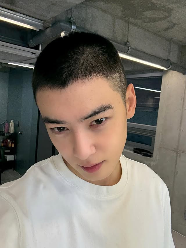 Cha Eun Woo gây sốt với mái tóc mới cha-eunwoo-3.jpg