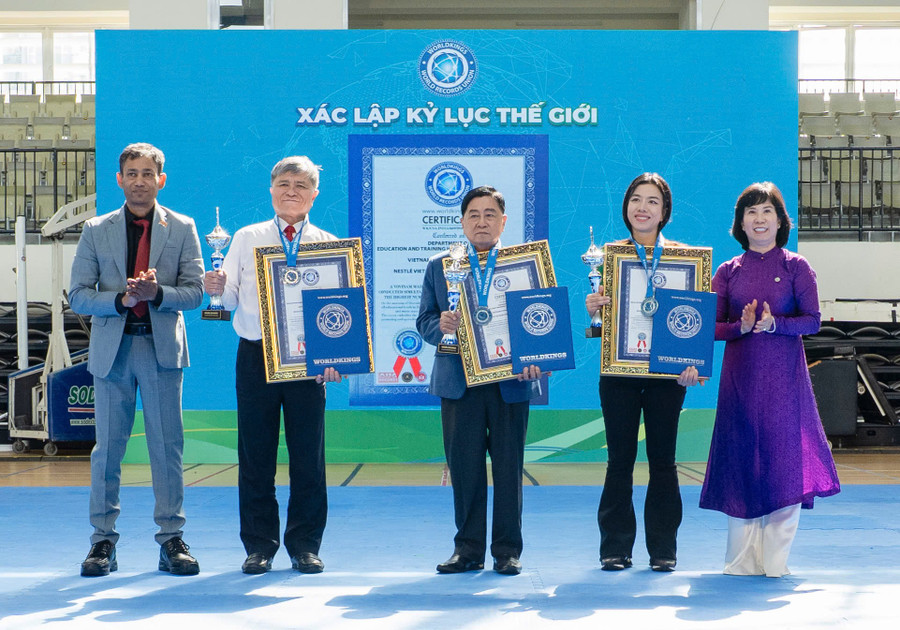 dai-dien-don-vi-to-chuc-cong-bo-va-xac-lap-ky-luc-the-gioi-worldkings-trao-bang-chung-nhan-den-cac-don-vi-dong-so-huu-ky-luc.jpg