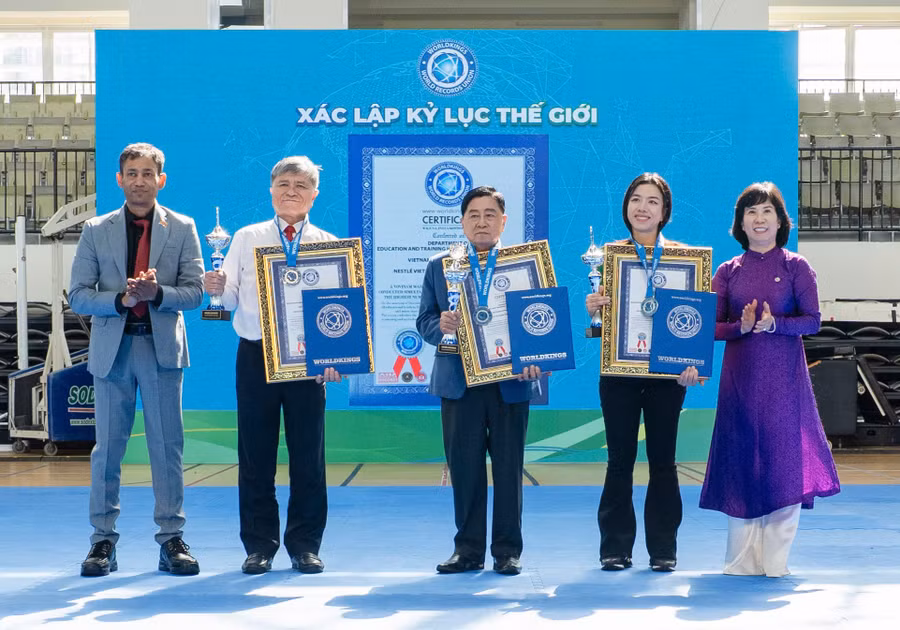 dai-dien-don-vi-to-chuc-cong-bo-va-xac-lap-ky-luc-the-gioi-worldkings-trao-bang-chung-nhan-den-cac-don-vi-dong-so-huu-ky-luc.jpg
