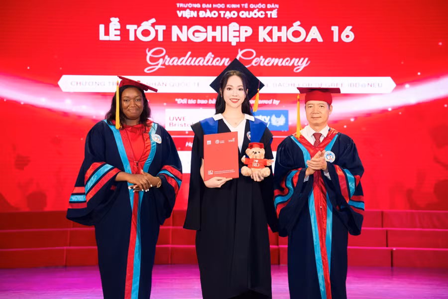 TRỊNH THÙY LINH - LỄ TỐT NGHIỆP (15).jpg