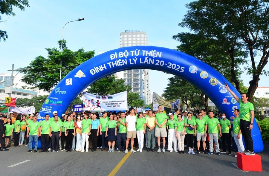 Chương trình Đi bộ Từ thiện Đinh Thiện Lý quyên góp được thêm 3,4 tỷ đồng hỗ trợ người nghèo