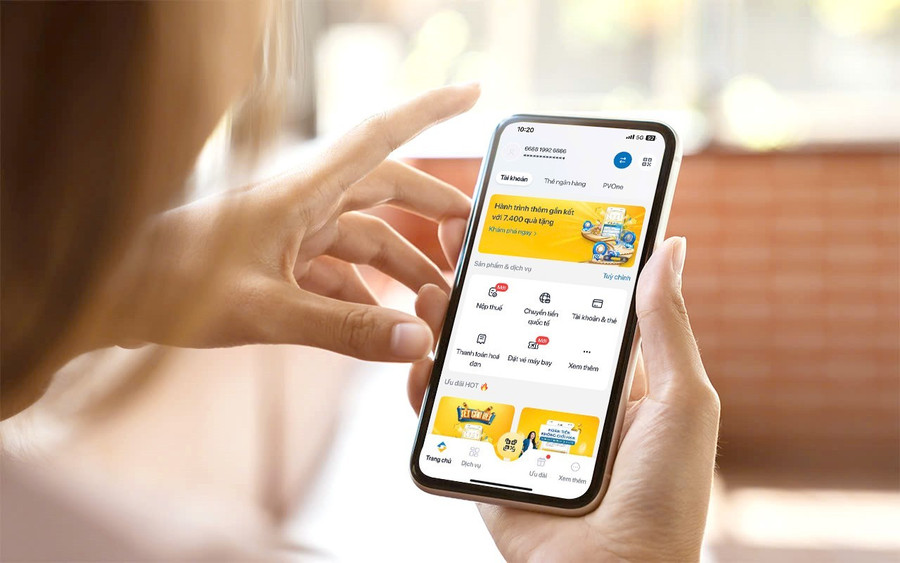 Nhiều người dân lựa chọn tối ưu chi phí vé máy bay trong dịp Tết Nguyên đán thông qua ưu đãi từ ngân hàng.