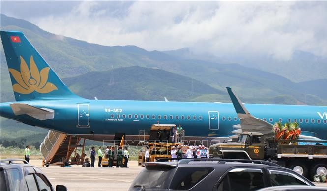 Chuyên cơ đưa linh cữu nguyên Chủ tịch nước Trần Đức Lương tới sân bay Chu Lai. Ảnh: Phạm Cường/TTXVN.