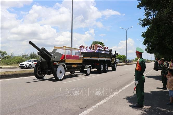 Linh xa đưa linh cữu nguyên Chủ tịch nước Trần Đức Lương rời sân bay Chu Lai về nghĩa trang quê nhà ở xã Phổ Khánh. Ảnh: Phạm Cường/TTXVN.