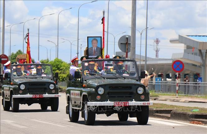 Đoàn xe đưa di ảnh và linh cữu nguyên Chủ tịch nước Trần Đức Lương rời sân bay Chu Lai về nghĩa trang quê nhà ở xã Phổ Khánh. Ảnh: Phạm Cường/TTXVN.