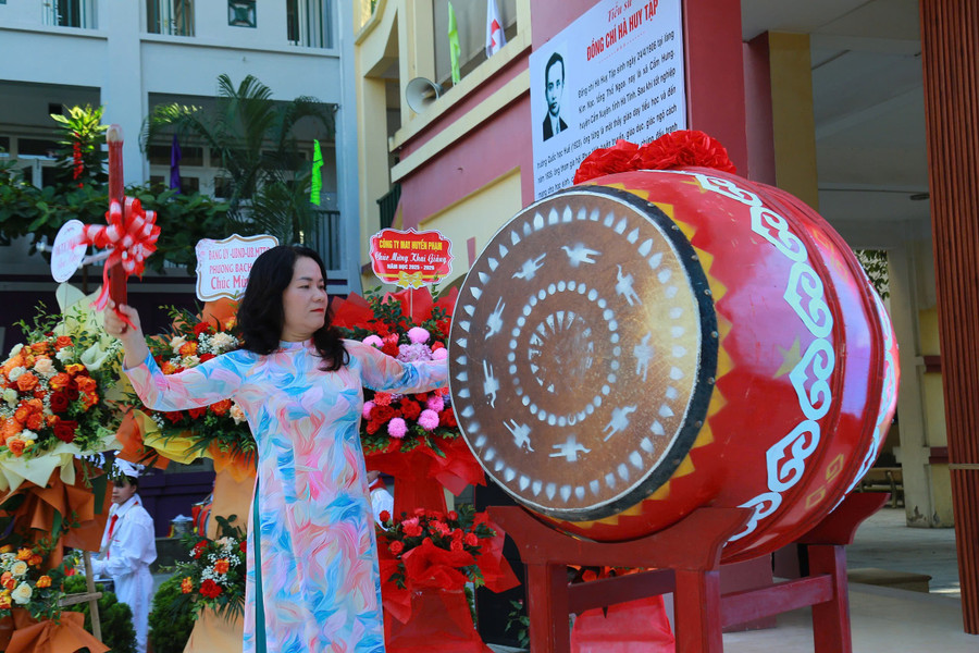 Cô Hoàng Thị Thanh – Hiệu trưởng Trường THCS Hà Huy Tập. ha-huy-tap-3.jpg