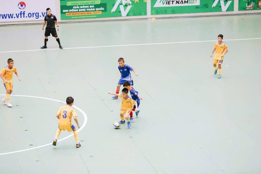 Từ thể thao học đường, Lương Hải (dẫn bóng) và nhiều em nhỏ khác đã dần trưởng thành hơn. Ảnh: NVCC bong-da-1.jpg