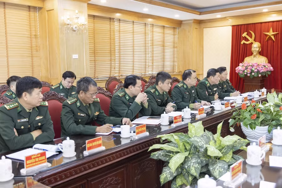 Đại diện lãnh đạo Bộ Tư lệnh Bộ đội Biên phòng tham dự buổi làm việc. Ảnh: Quang Vinh
