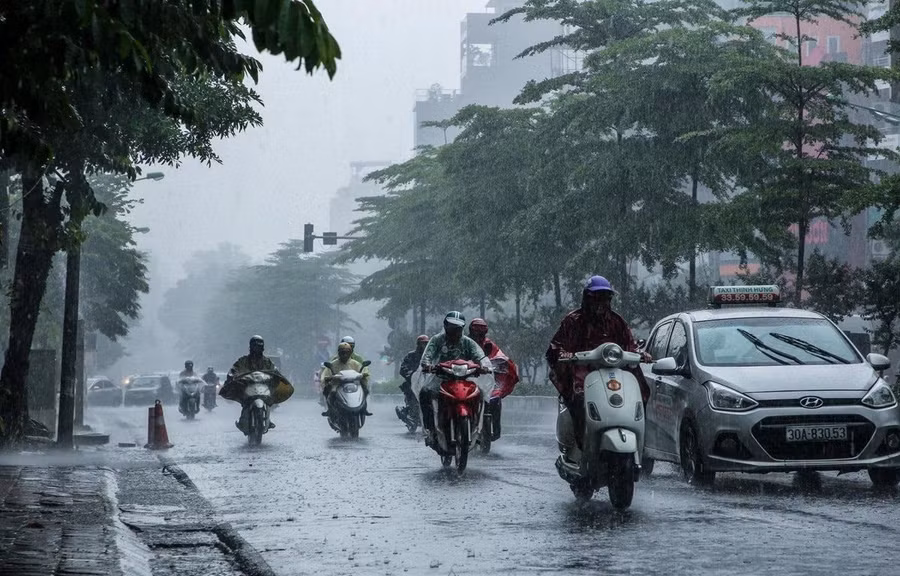 Cảnh báo mưa lớn cục bộ, mưa đá, lốc trên phạm vi khu vực Hà Nội.