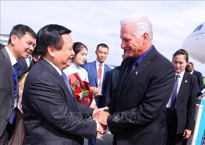 Đồng chí Nguyễn Xuân Thắng, Ủy viên Bộ Chính trị, Giám đốc Học viện Chính trị quốc gia Hồ Chí Minh, Chủ tịch Hội đồng Lý luận Trung ương đón Bí thư Thứ nhất, Chủ tịch nước Cuba Miguel Díaz-Canel Bermúdez và Phu nhân tại sân bay quốc tế Nội Bài. Ảnh: Văn Điệp/TTXVN Đồng chí Nguyễn Xuân Thắng, Ủy viên Bộ Chính trị, Giám đốc Học viện Chính trị quốc gia Hồ Chí Minh, Chủ tịch Hội đồng Lý luận Trung ương đón Bí thư Thứ nhất, Chủ tịch nước Cuba Miguel Díaz-Canel Bermúdez và Phu nhân tại sân bay quốc tế Nội Bài. Ảnh: Văn Điệp/TTXVN