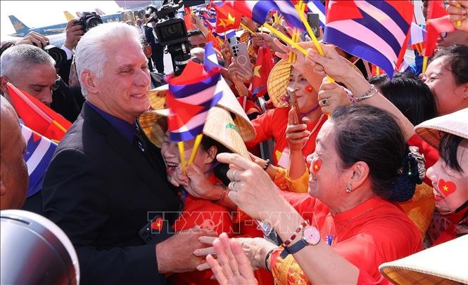 Bí thư Thứ nhất, Chủ tịch nước Cuba Miguel Díaz-Canel Bermúdez giao lưu với đông đảo người dân Thủ đô ra đón tại Sân bay quốc tế Nội Bài, Hà Nội. Ảnh: Văn Điệp/TTXVN. Bí thư Thứ nhất, Chủ tịch nước Cuba Miguel Díaz-Canel Bermúdez giao lưu với đông đảo người dân Thủ đô ra đón tại Sân bay quốc tế Nội Bài, Hà Nội. Ảnh: Văn Điệp/TTXVN.