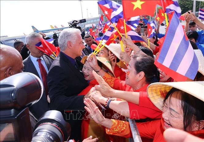 Bí thư Thứ nhất, Chủ tịch nước Cuba Miguel Díaz-Canel Bermúdez giao lưu với đông đảo người dân Thủ đô ra đón tại Sân bay quốc tế Nội Bài, Hà Nội. Ảnh: Văn Điệp/TTXVN. Bí thư Thứ nhất, Chủ tịch nước Cuba Miguel Díaz-Canel Bermúdez giao lưu với đông đảo người dân Thủ đô ra đón tại Sân bay quốc tế Nội Bài, Hà Nội. Ảnh: Văn Điệp/TTXVN.