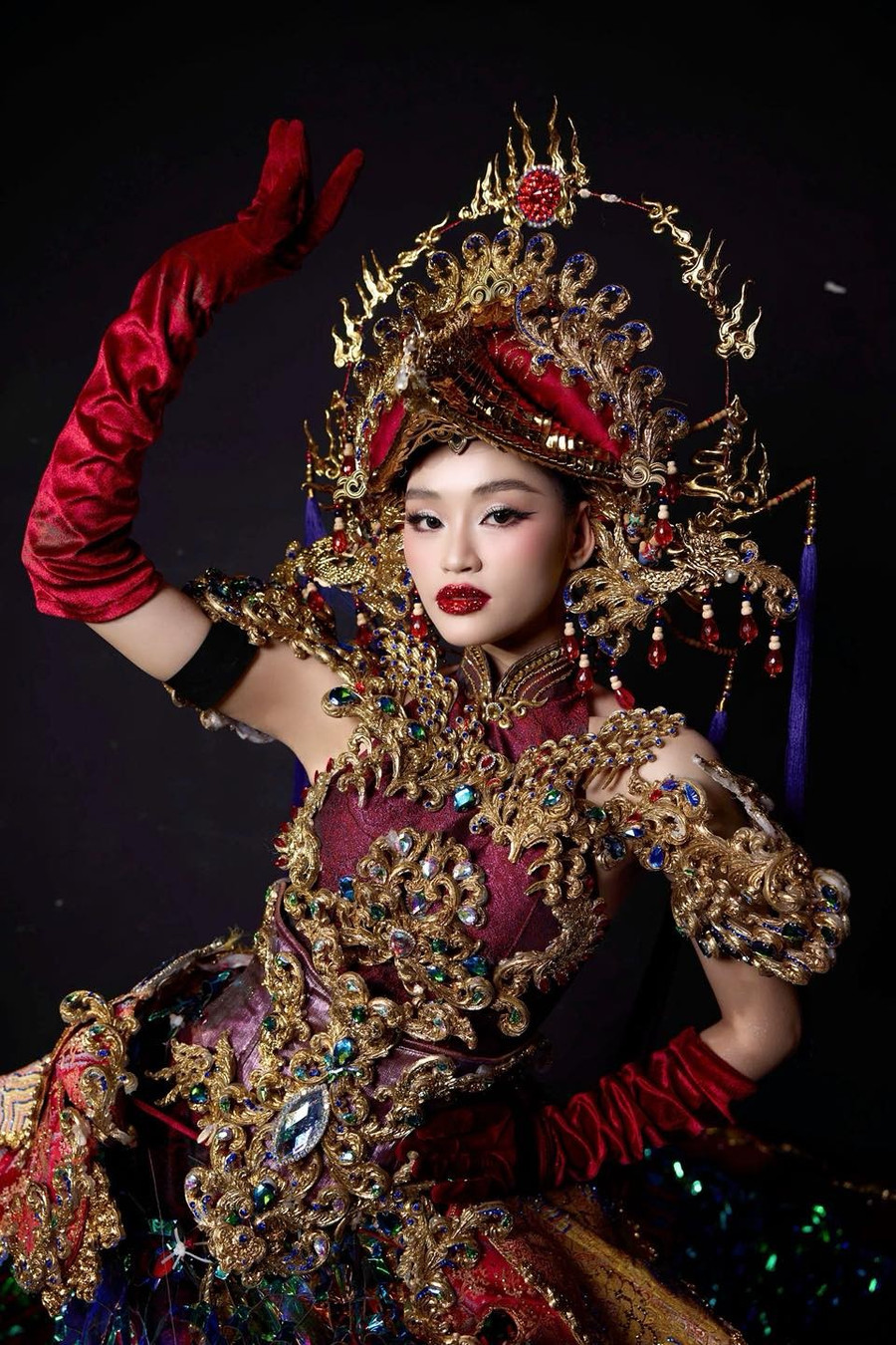 Phần thi trang phục dân tộc của Hoa hậu đã nhận được sự chú ý mạnh mẽ. yen-nhi-6.jpg