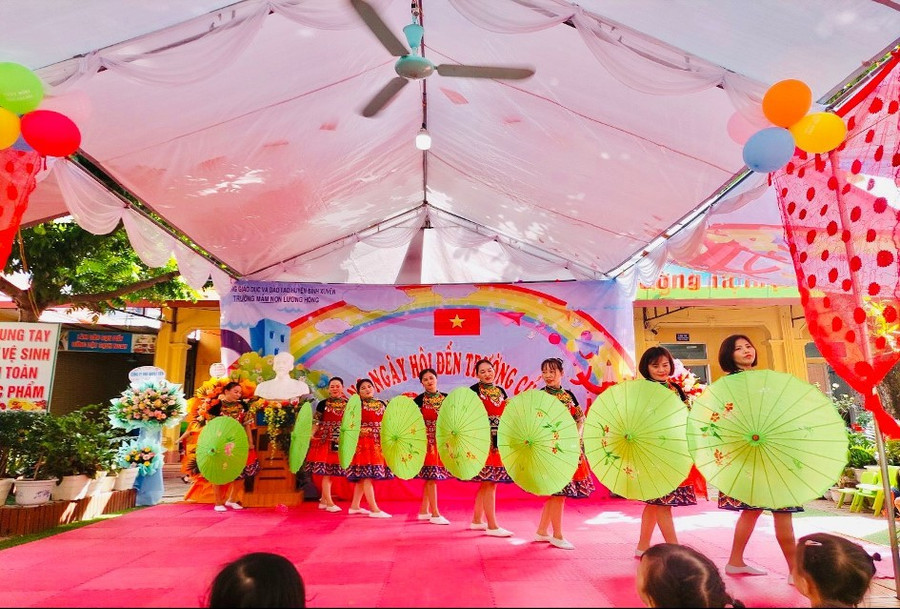 Cô Trần Thị Diện (đứng thứ năm từ phải qua) trong hoạt động tập thể. gv-2.jpg