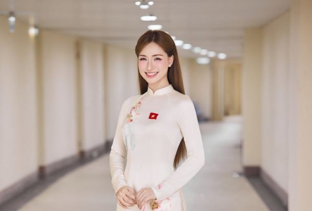 Nữ ca sĩ Hòa Minzy kêu gọi mọi người khi đi xem diễu binh diễu hành không xả rác.