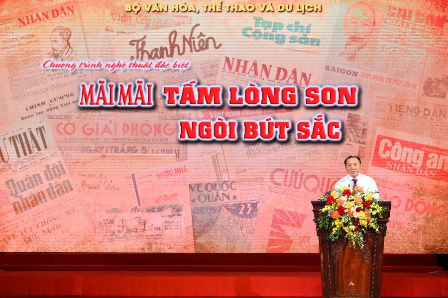 Bộ trưởng Bộ Văn hoá Thể thao và Du lịch Nguyễn Văn Hùng. chuong-trinh-nghe-thuat-100-nam-bao-chi-6477.jpg