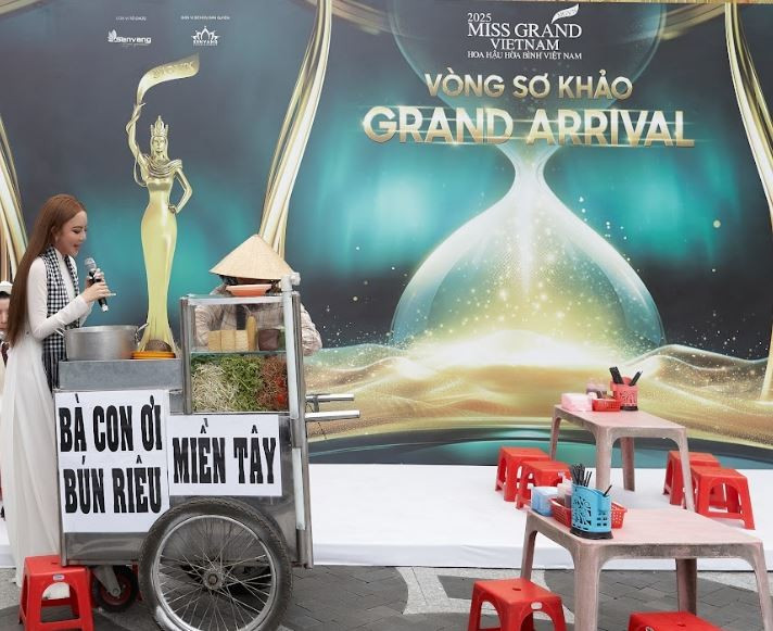 Thí sinh mang cả xe bún riêu đến sở khảo Miss Grand Vietnam 2025. miss-grand-vietnam.jpg