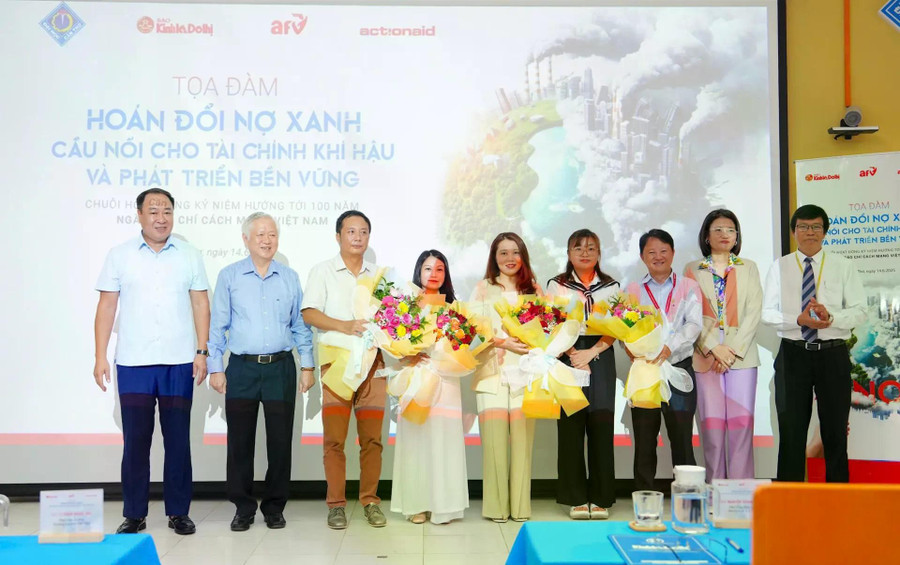 Ban tổ chức tặng hoa cho khách mời và các diễn giả. (Ảnh: Lại Tấn) Ban tổ chức tặng hoa cho khách mời và các diễn giả. (Ảnh: Lại Tấn)