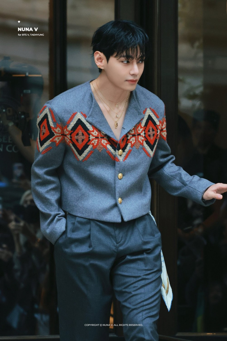 V (BTS) xuất hiện tại buổi trình diễn thời trang của Celine. v1.jpg