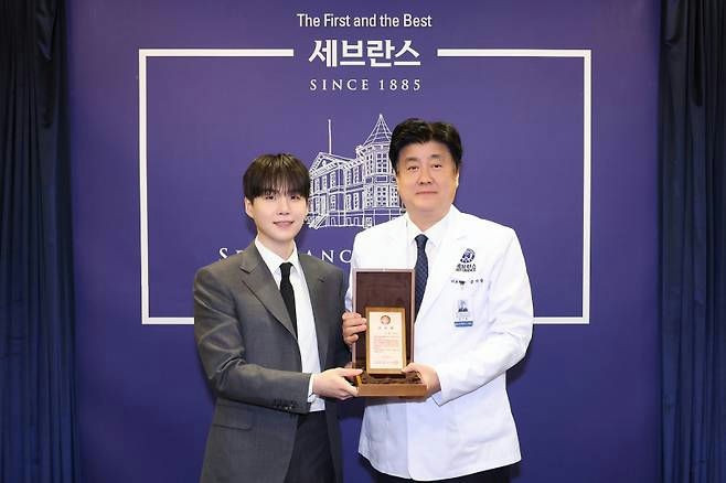Suga (BTS) quyên góp khoảng 3,64 triệu USD cho đại diện bệnh viện. suga-1.jpg