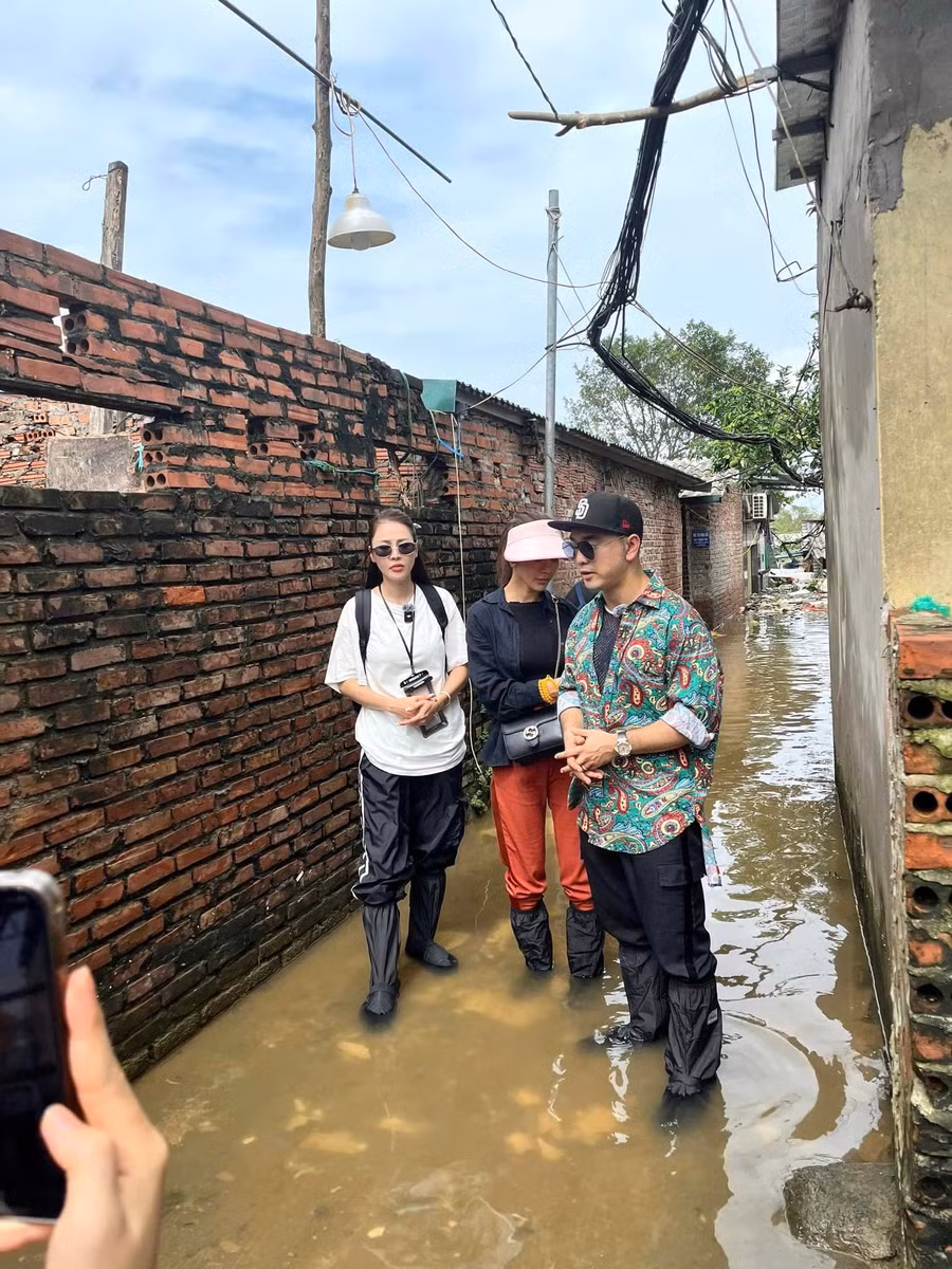 Quế Vân và vợ chồng Ưng Hoàng Phúc bị chê 'làm màu' khi đi từ thiện.