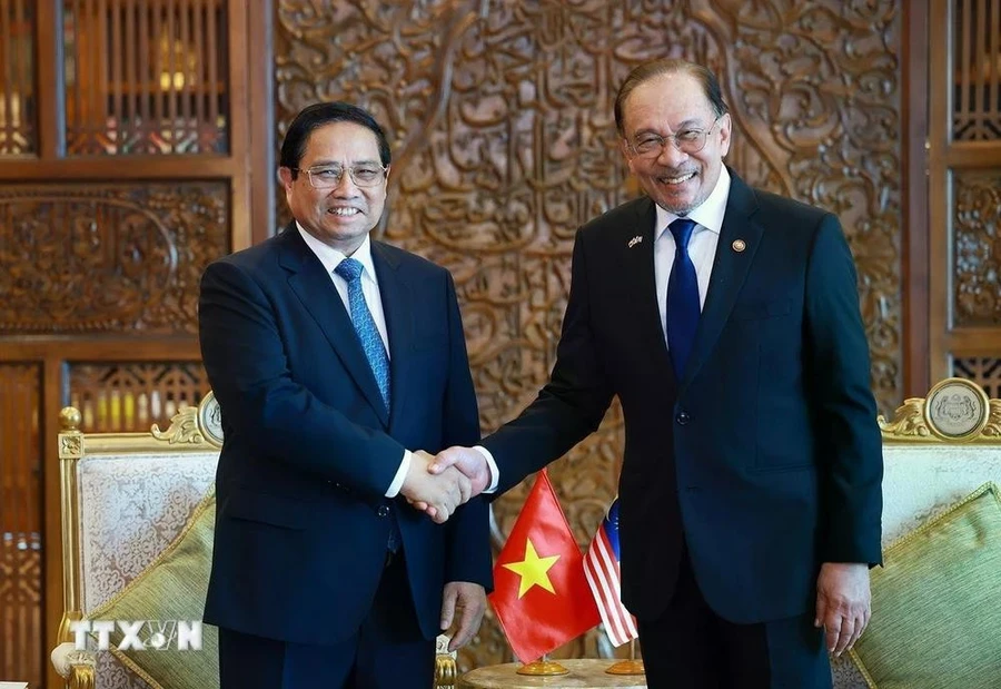 Thủ tướng Phạm Minh Chính hội đàm hẹp với Thủ tướng Malaysia Anwar Ibrahim. (Ảnh: Dương Giang/TTXVN).