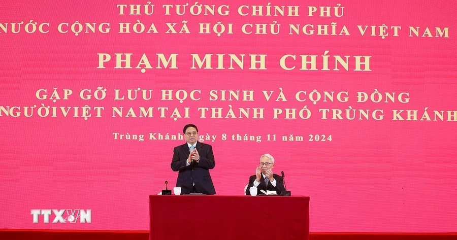 Thủ tướng Phạm Minh Chính tại cuộc gặp lưu học sinh và cộng đồng người Việt Nam tại thành phố Trùng Khánh, Trung Quốc. (Ảnh: Dương Giang/TTXVN)