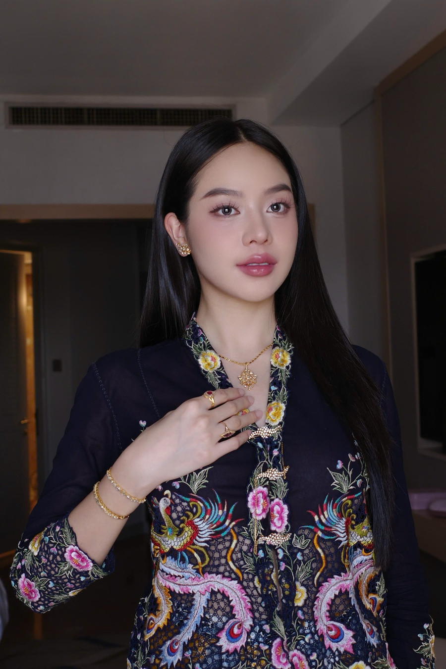 Hoa hậu Thanh Thủy gây chú ý với trang phục truyền thống Abaya và Kebaya của tại Malaysia. thanh-thuy-trong-kebaya-1.jpg