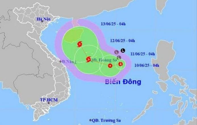 Áp thấp nhiệt đới đang hoạt động trên Biển Đông.