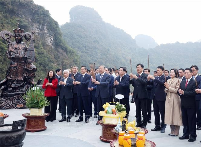 Tổng Bí thư Tô Lâm và Đoàn công tác Trung ương dâng hương các bậc tiên đế, tiền nhân tại Khu vực Đàn Kính Thiên, xã Gia Sinh, huyện Gia Viễn, Ninh Bình. (Ảnh: Thống Nhất/TTXVN)