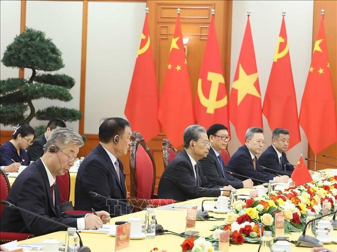 Ủy viên trưởng Nhân đại toàn quốc Trung Quốc Triệu Lạc Tế và đoàn Trung Quốc. Ảnh: Thống Nhất/TTXVN. 3154303f-b18e-48d7-ad90-a627783b45f7.jpg