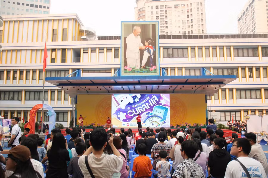 Nhiều phụ huynh, học sinh đã đến từ sớm tham dự sự kiện Astrotales’26:Ourania