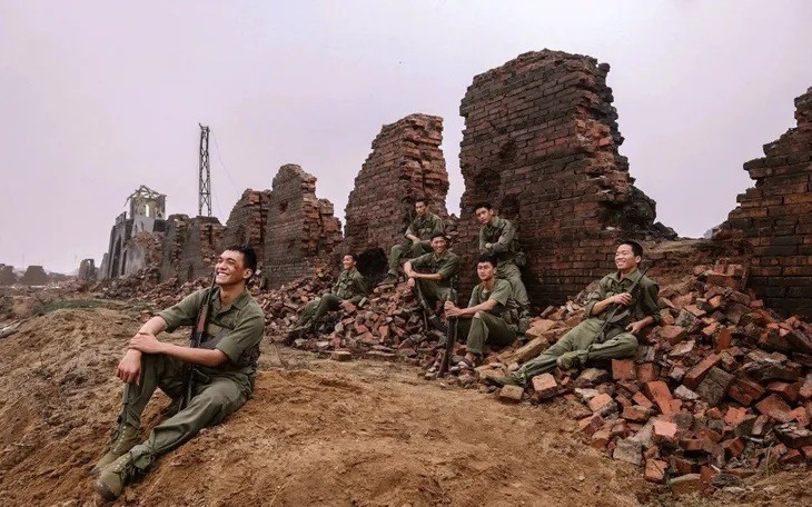 Mưa đỏ trở thành phim ăn khách nhất lịch sử phòng vé Việt. mua-do-01.jpg