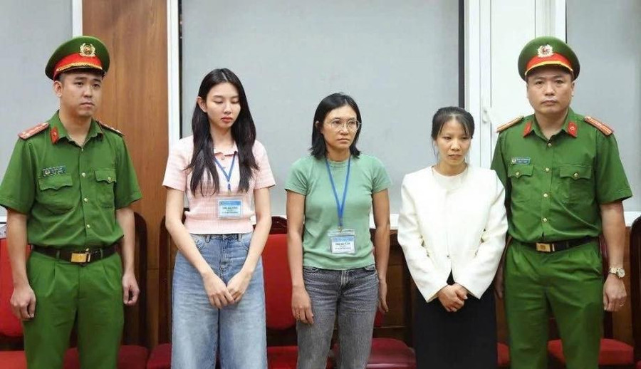 Cơ quan chức năng tống đạt quyết định tố tụng đối với Hoa hậu Nguyễn Thúc Thùy Tiên. thuy-tien-10.jpg