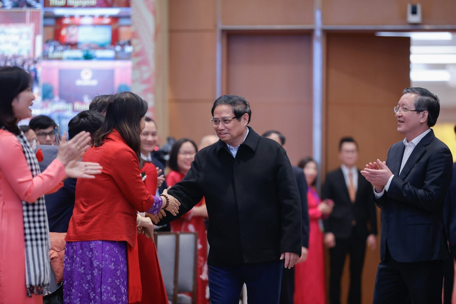 Các nông dân tham gia Hội nghị Thủ tướng Chính phủ đối thoại với nông dân Việt Nam năm 2024 vui mừng khi được gặp Thủ tướng Phạm Minh Chính. thu-tuong-3.jpg