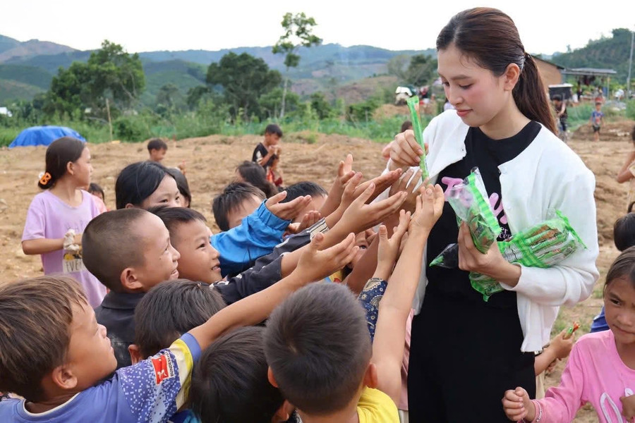 Tiểu Vy mang dự án cộng đồng giúp đỡ trẻ em có hoàn cảnh khó khăn. img-9308.jpg