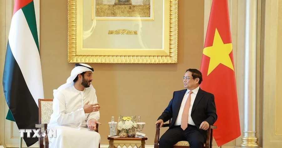 Thủ tướng Phạm Minh Chính tiếp Bộ trưởng Kinh tế UAE Abdulla Bin Touq Al Marri. (Ảnh: Dương Giang/TTXVN)