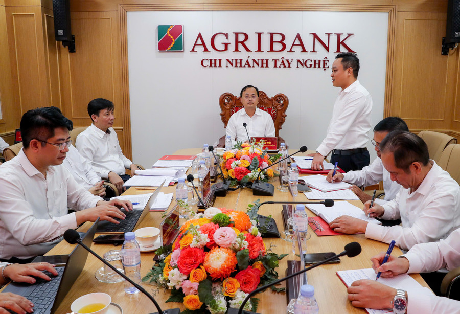 Đồng chí Tô Huy Vũ - Bí thư Đảng ủy, Chủ tịch HĐTV Agribank cùng đoàn công tác Trụ sở chính làm việc tại Agribank Chi nhánh Tây Nghệ An. agribank-1.jpg