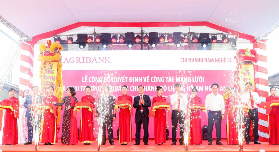 Đồng chí Tô Huy Vũ - Bí thư Đảng ủy, Chủ tịch HĐTV Agribank cùng các đại biểu cắt băng khai trương hoạt động của Agribank Chi nhánh Đô Lương II Nam Nghệ An. agribank-6.jpg