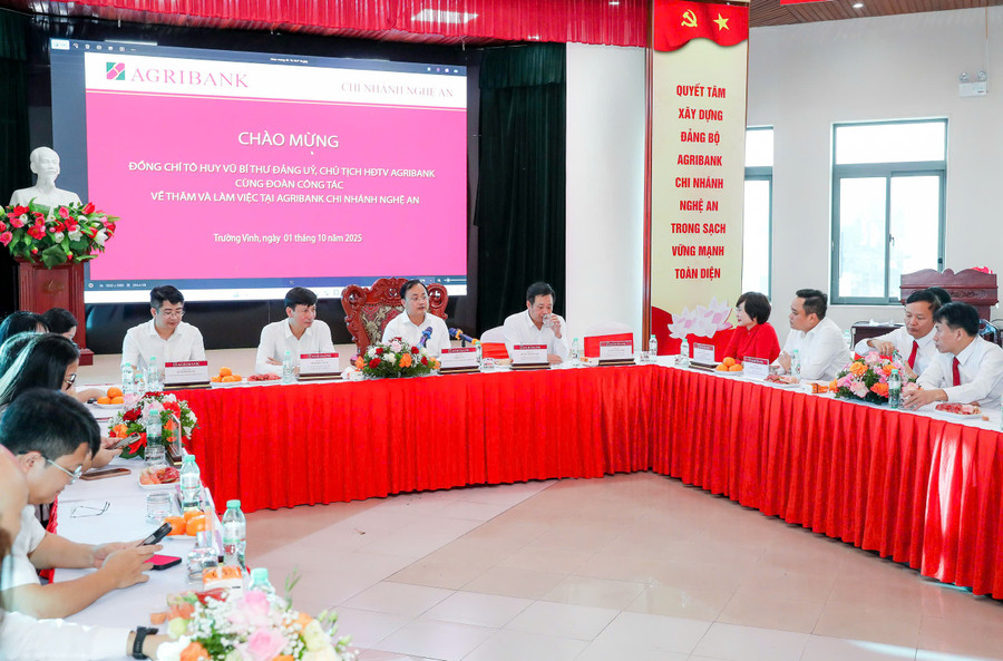 Đồng chí Tô Huy Vũ - Bí thư Đảng ủy, Chủ tịch HĐTV Agribank cùng đoàn công tác Trụ sở chính làm việc tại Agribank Chi nhánh Nghệ An. agribank-2.jpg