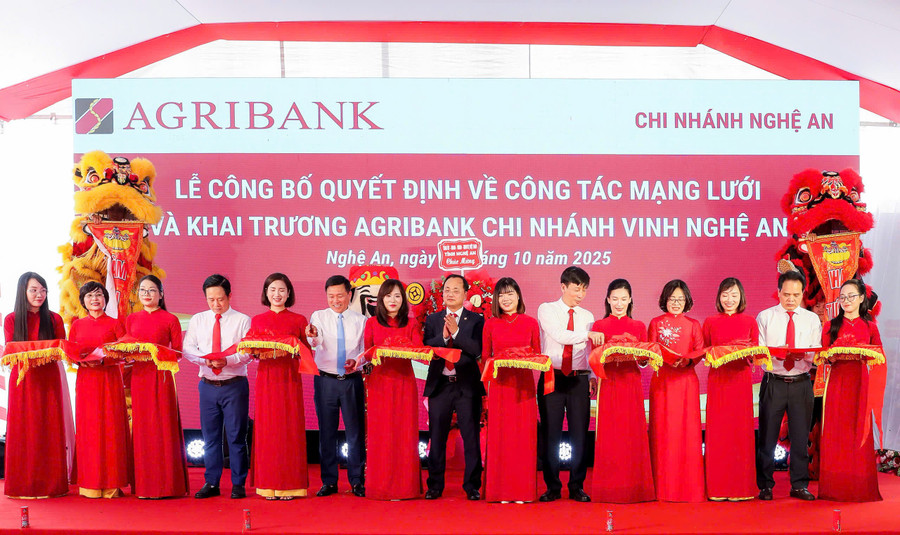 Đồng chí Tô Huy Vũ - Bí thư Đảng ủy, Chủ tịch HĐTV Agribank cùng các đại biểu cắt băng khai trương hoạt động của Agribank Chi nhánh Vinh Nghệ An. agribank-7.jpg