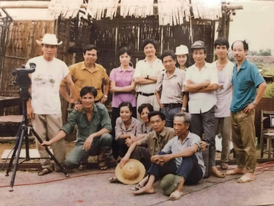 Hình ảnh đoàn làm phim cùng các diễn viên phim Mẹ chồng tôi. chieu-xuan-2.jpg