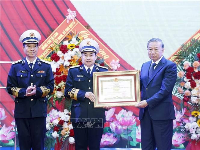 Tổng Bí thư Tô Lâm trao Danh hiệu Anh hùng lực lượng vũ trang nhân dân tặng Quân chủng Hải quân. Ảnh: Thống Nhất/TTXVN