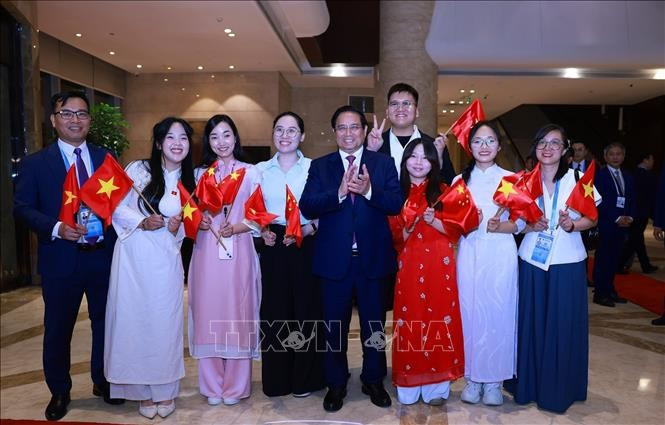 Cộng đồng người Việt Nam tại Thiên Tân đón Thủ tướng Phạm Minh Chính sang tham dự Hội nghị Thượng đỉnh Tổ chức Hợp tác Thượng Hải (SCO) 2025. Ảnh: Dương Giang/TTXVN. Cộng đồng người Việt Nam tại Thiên Tân đón Thủ tướng Phạm Minh Chính sang tham dự Hội nghị Thượng đỉnh Tổ chức Hợp tác Thượng Hải (SCO) 2025. Ảnh: Dương Giang/TTXVN.